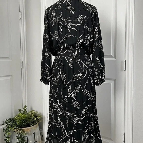 SOLD H&M Women’s Black White Floral Pleated 3/4 Sleeve Tie Waist Midi Dress - Picture 3 of 9